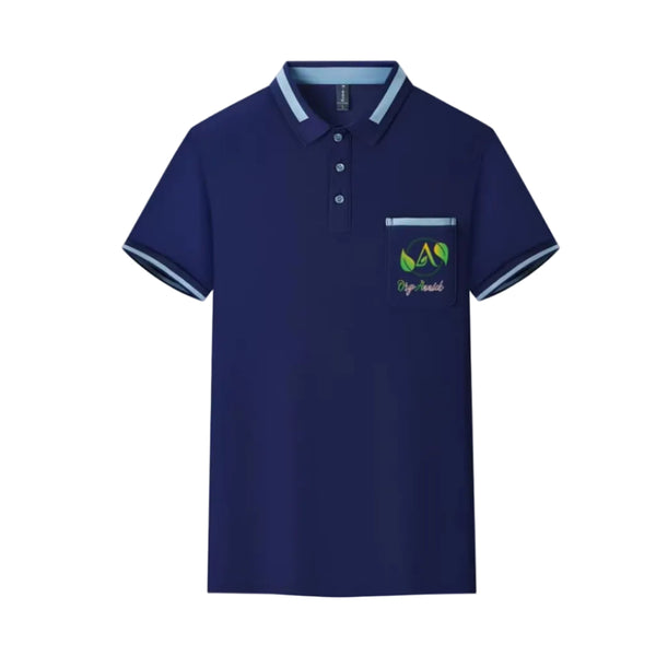 A navy blue short-sleeve polo shirt with light blue and white striped accents on the collar and sleeve cuffs, featuring a chest pocket with a green and yellow logo. The text '白色描边' is written in red on the right side.